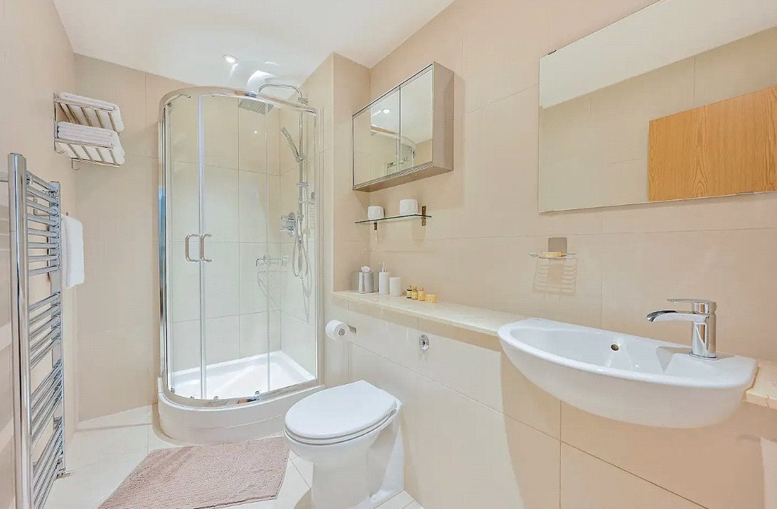Flat Carver Close in Greater London