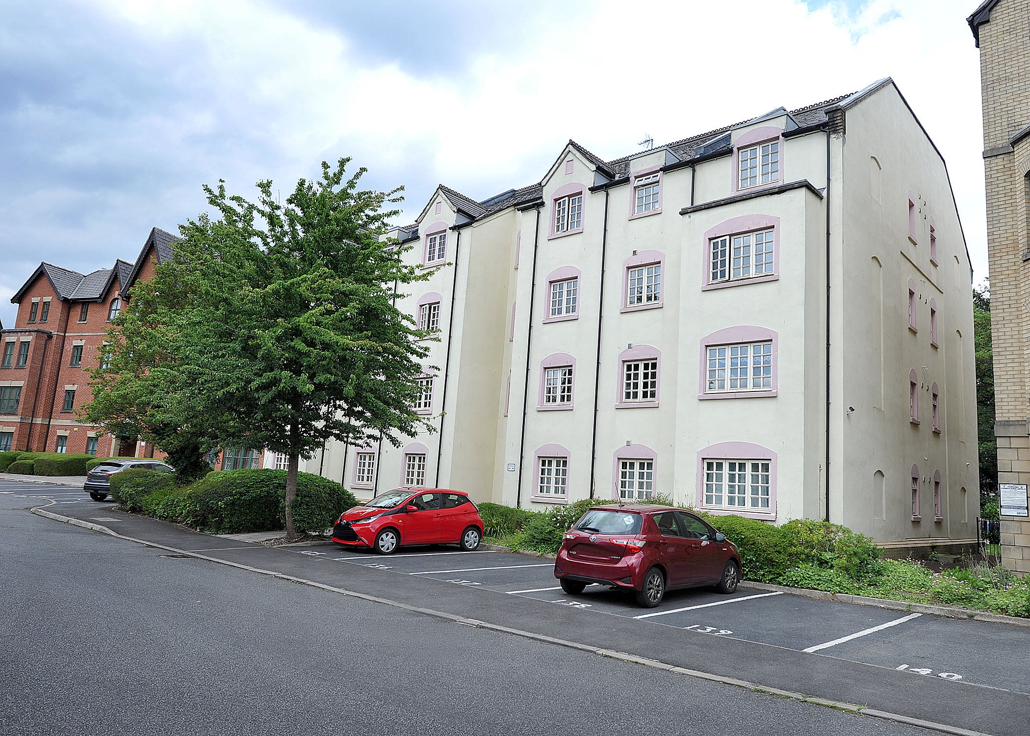 Flat Hadfield Close in Manchester