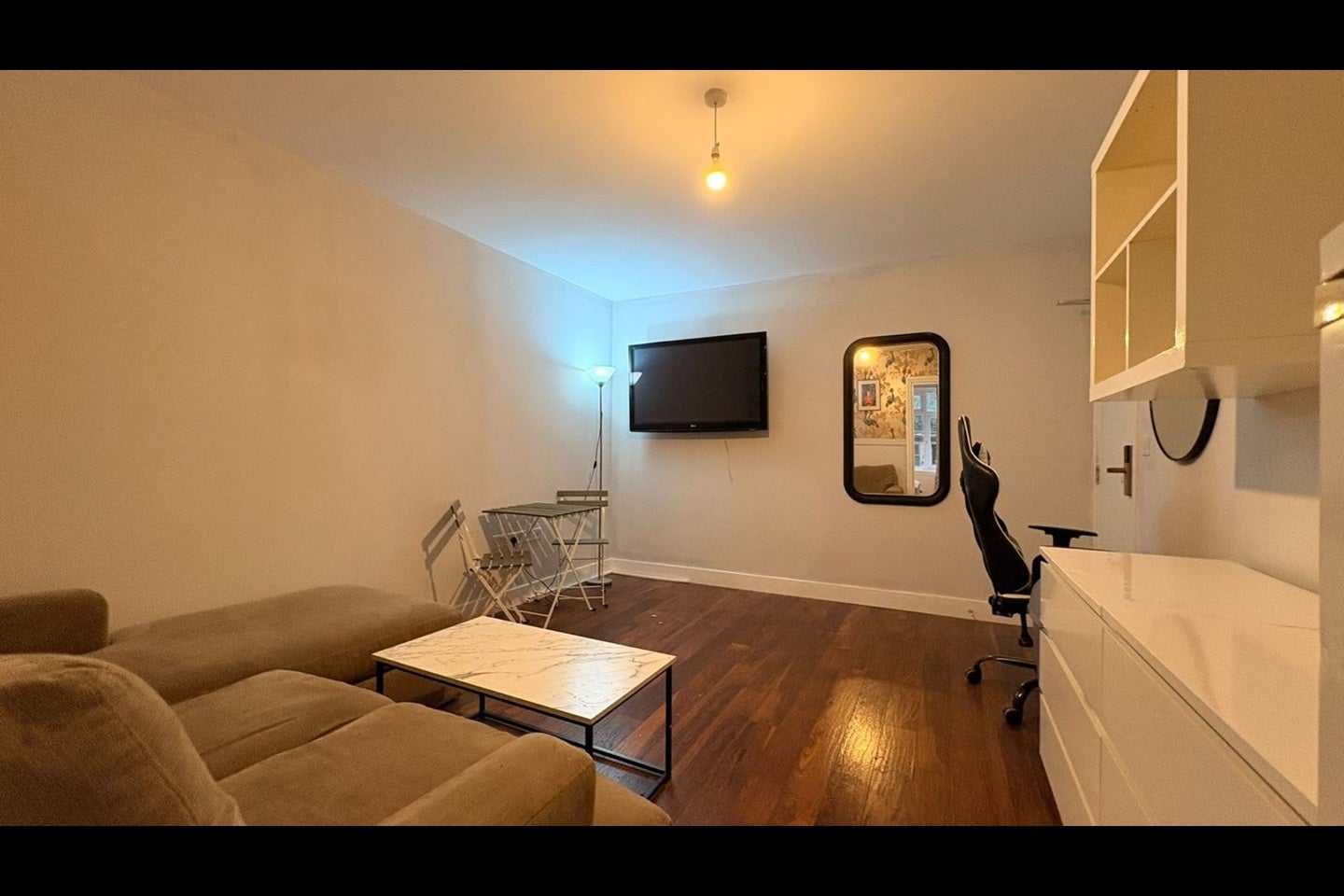Room Warren Road in Greater London