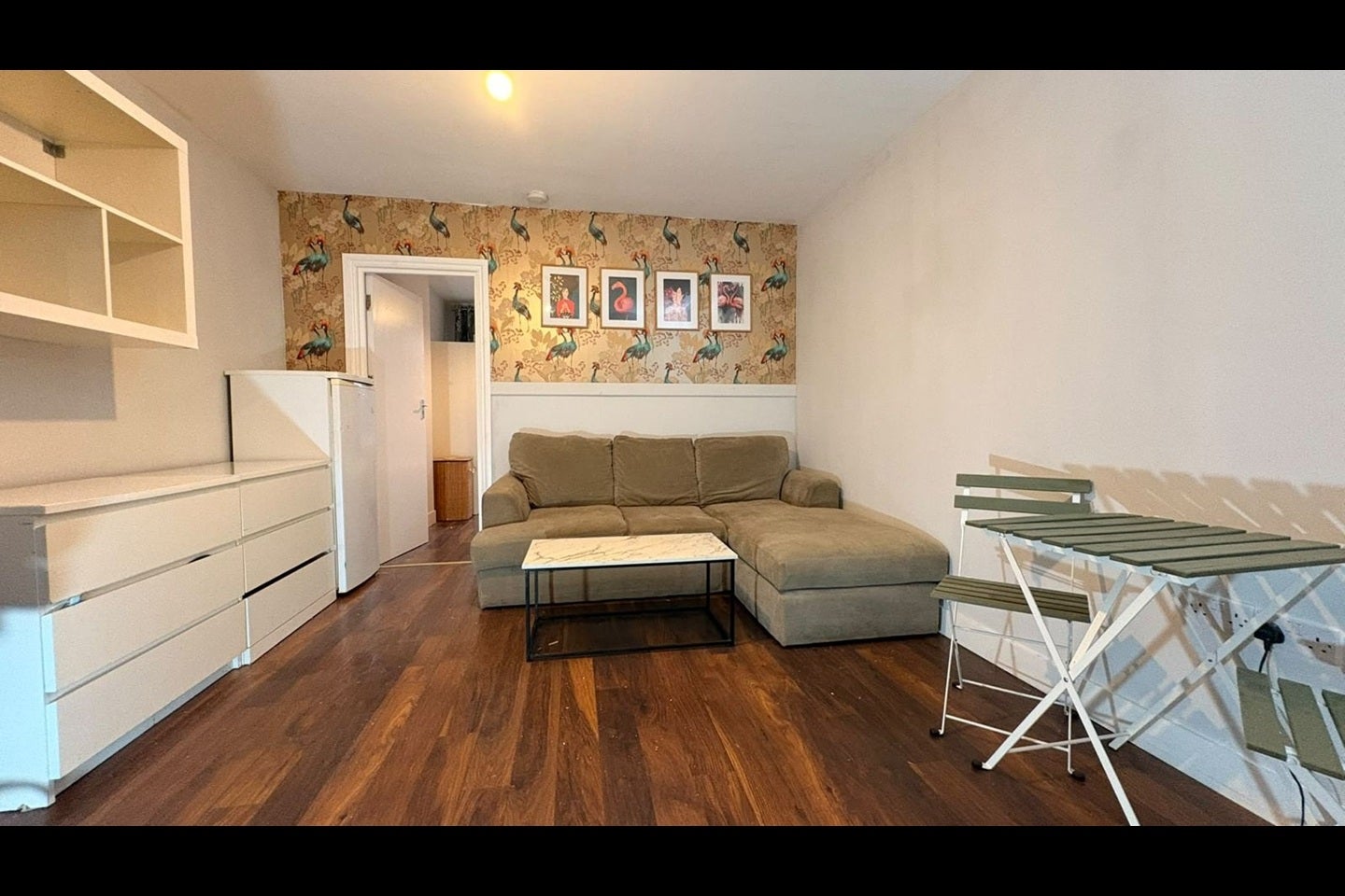 Room Warren Road in Greater London