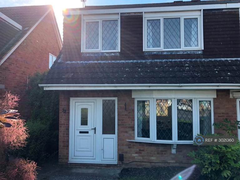 House Medoc Close in Cheltenham
