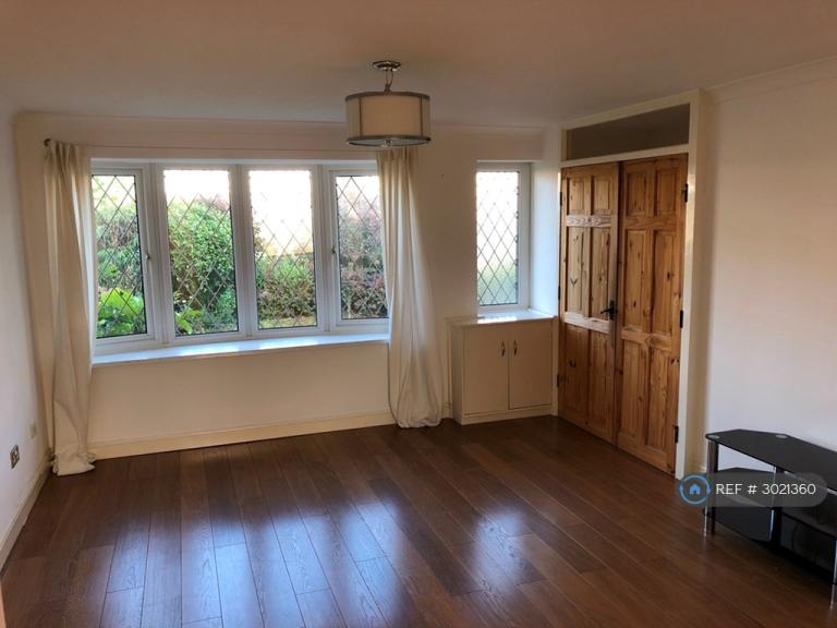 House Medoc Close in Cheltenham
