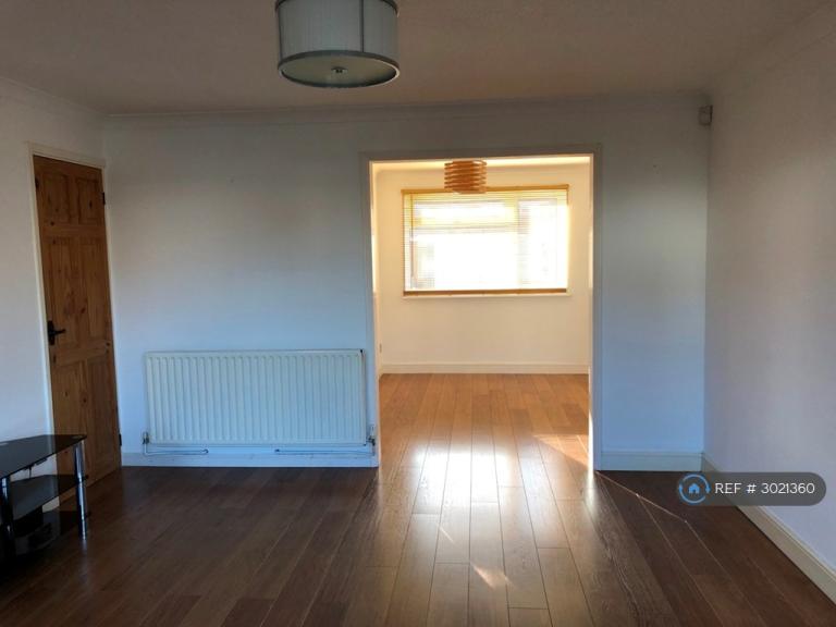 House Medoc Close in Cheltenham