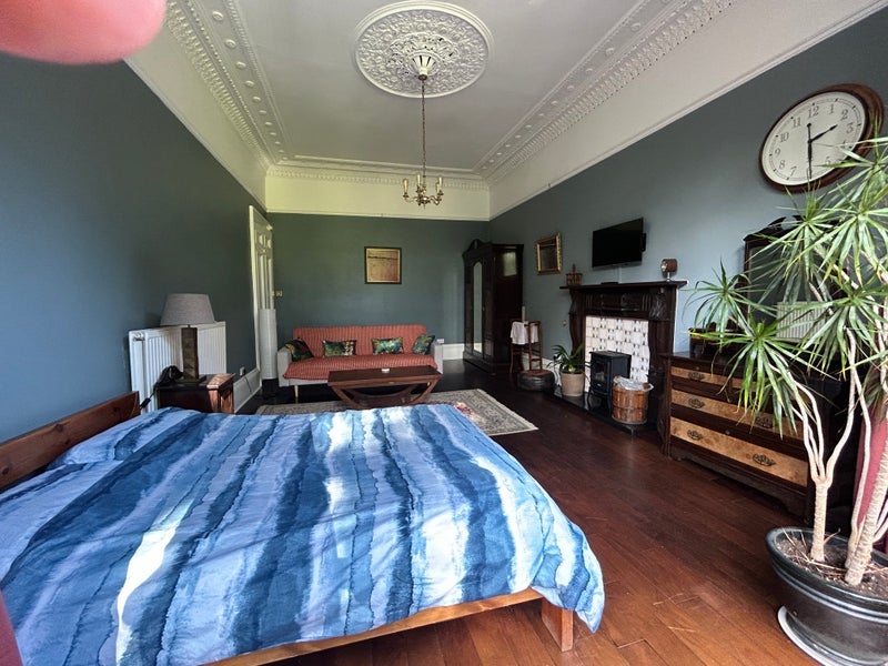 Room Queen's Drive in Glasgow