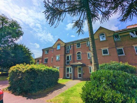 Flat Admiral Place in Birmingham