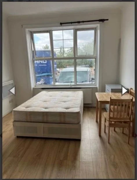 Flat Bowes Road in Greater London