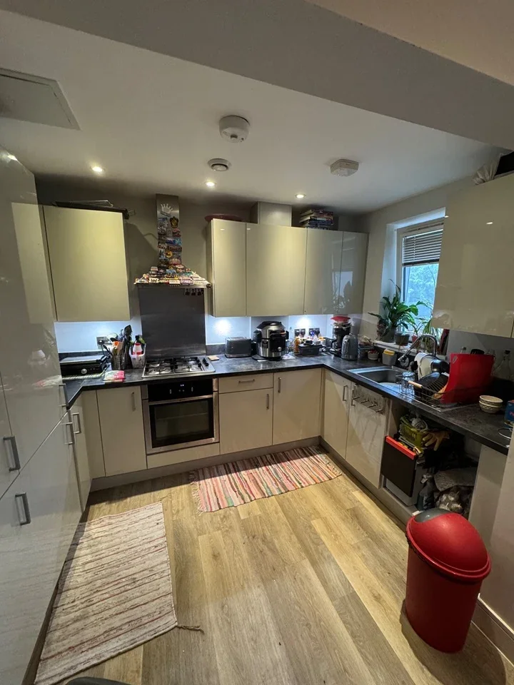 Room West Green Drive in Crawley