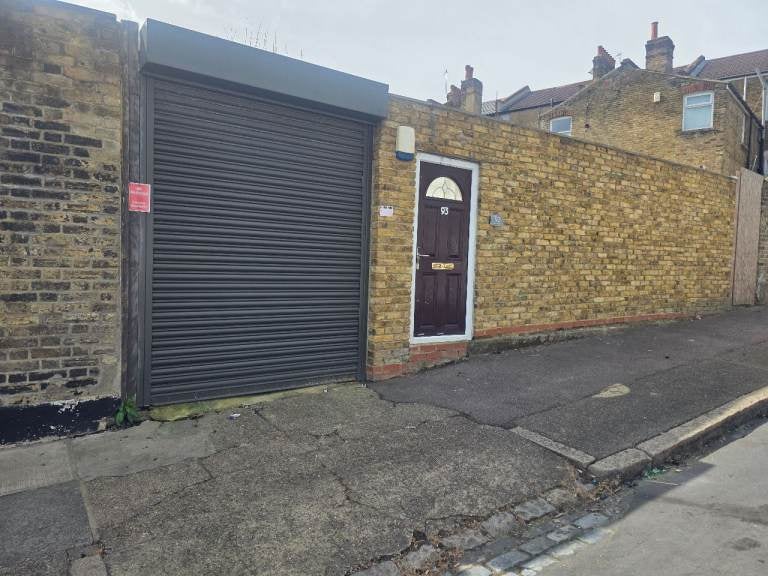Flat Admaston Road in Greater London