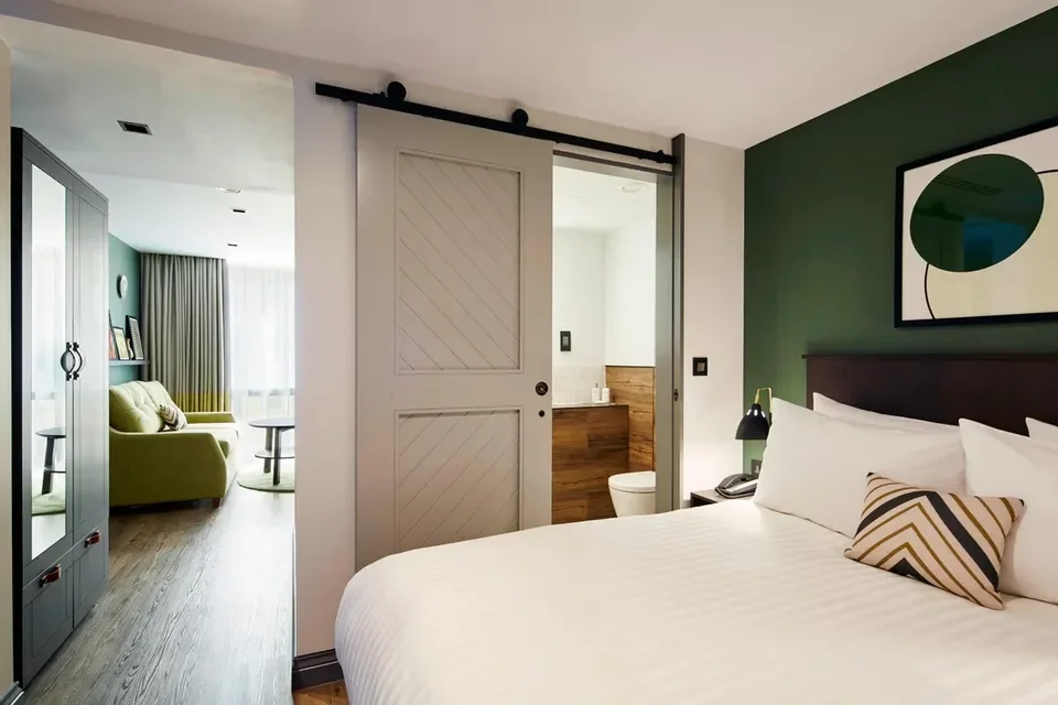 Flat Warwick Road in Greater London