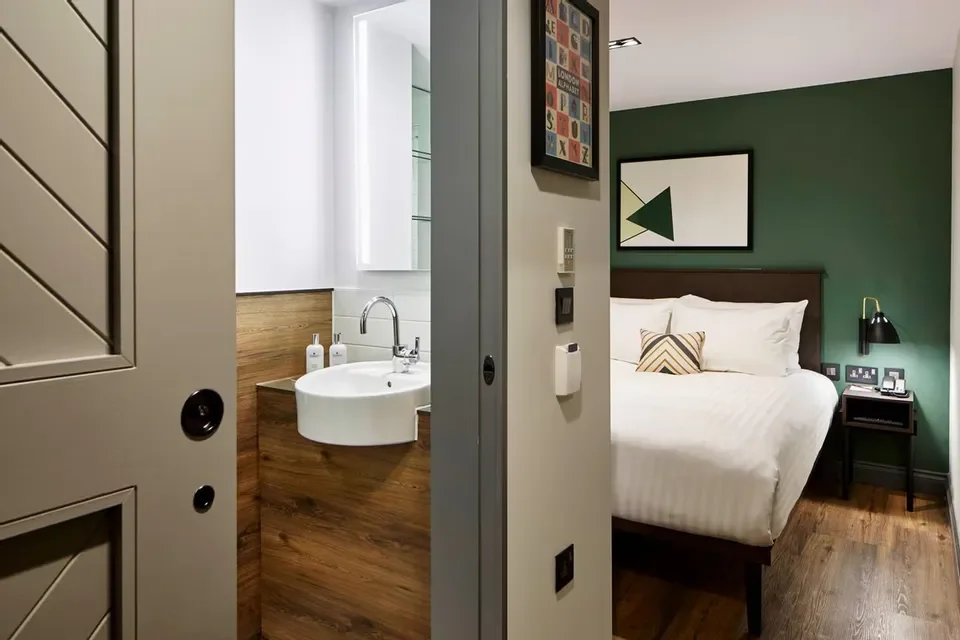 Flat Warwick Road in Greater London
