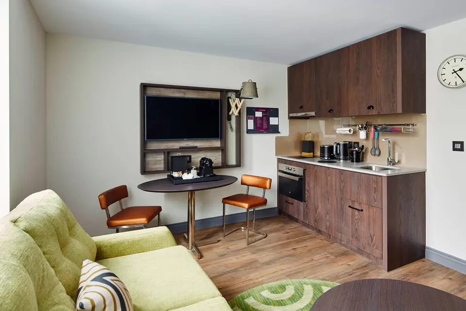 Flat Warwick Road in Greater London