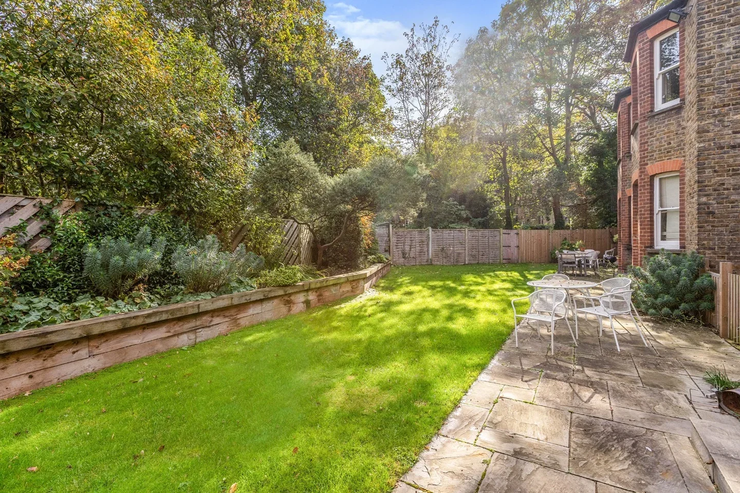 Flat Heaven Tree Close in Greater London