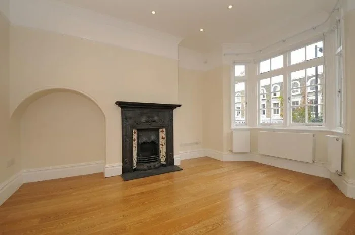 Flat Heaven Tree Close in Greater London