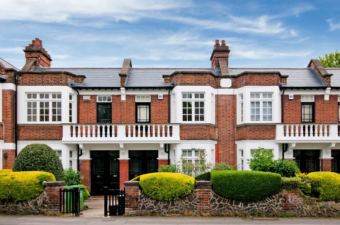 Flat Heaven Tree Close in Greater London