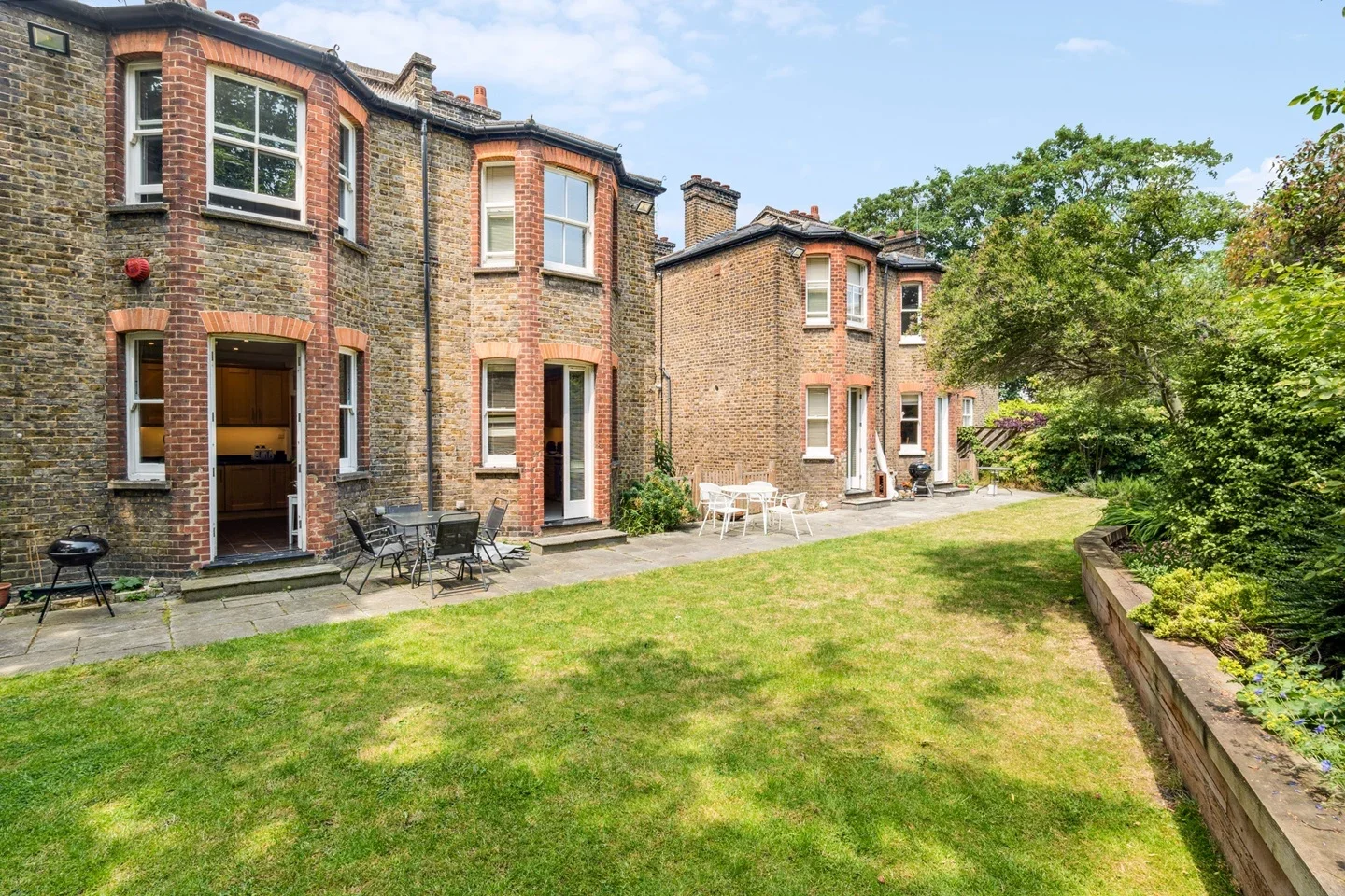 Flat Heaven Tree Close in Greater London