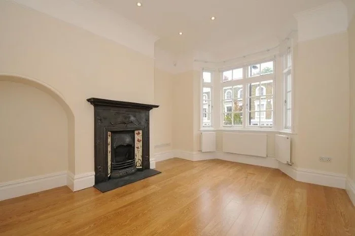 Flat Heaven Tree Close in Greater London