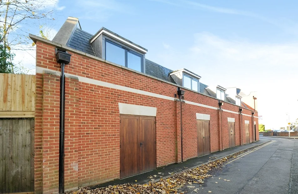 Flat Norbiton Avenue in Greater London