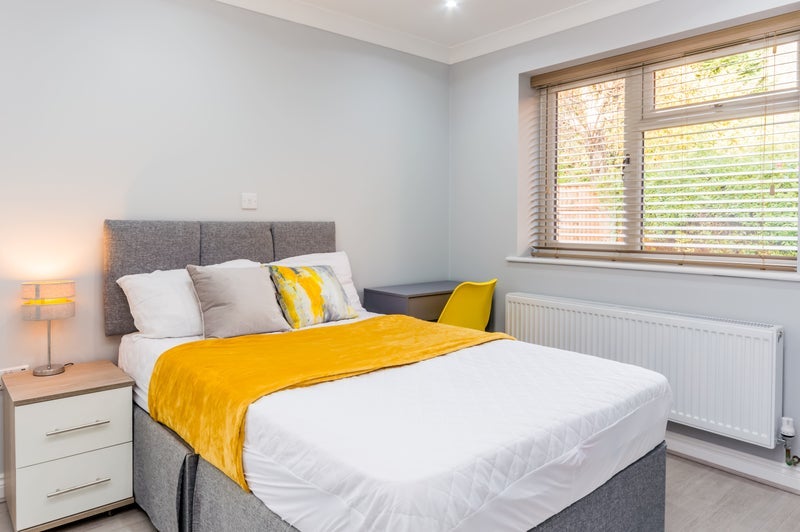 Room Littlebrook Avenue in Slough