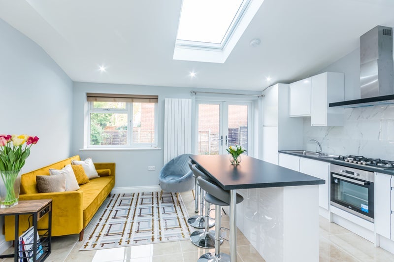 Room Littlebrook Avenue in Slough