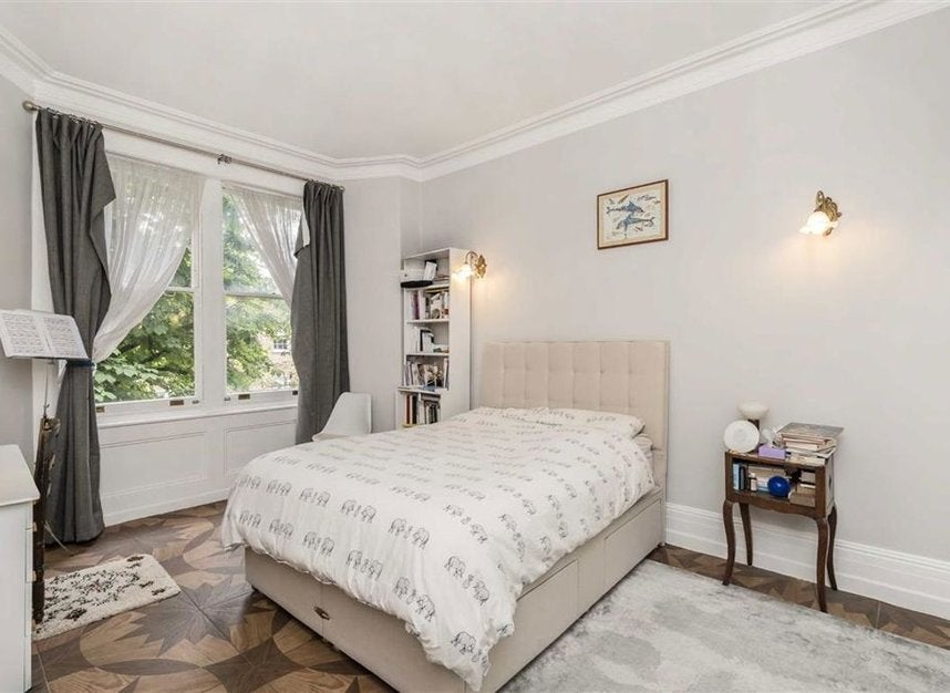 Flat Rosary Gardens in Greater London