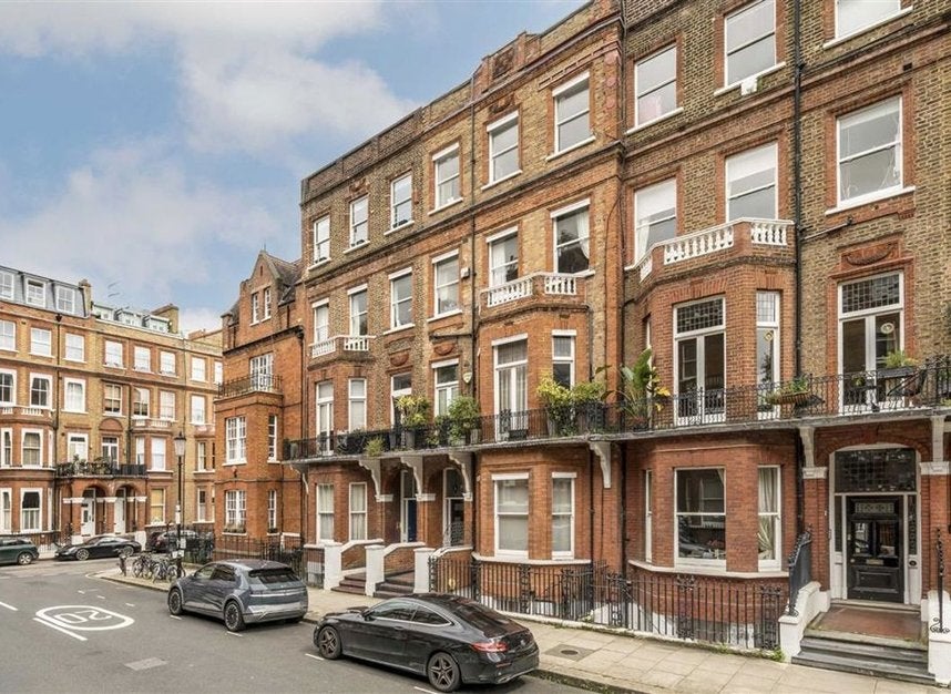 Flat Rosary Gardens in Greater London