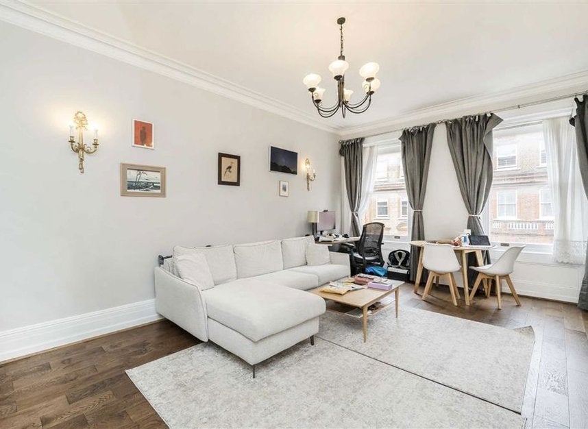 Flat Rosary Gardens in Greater London