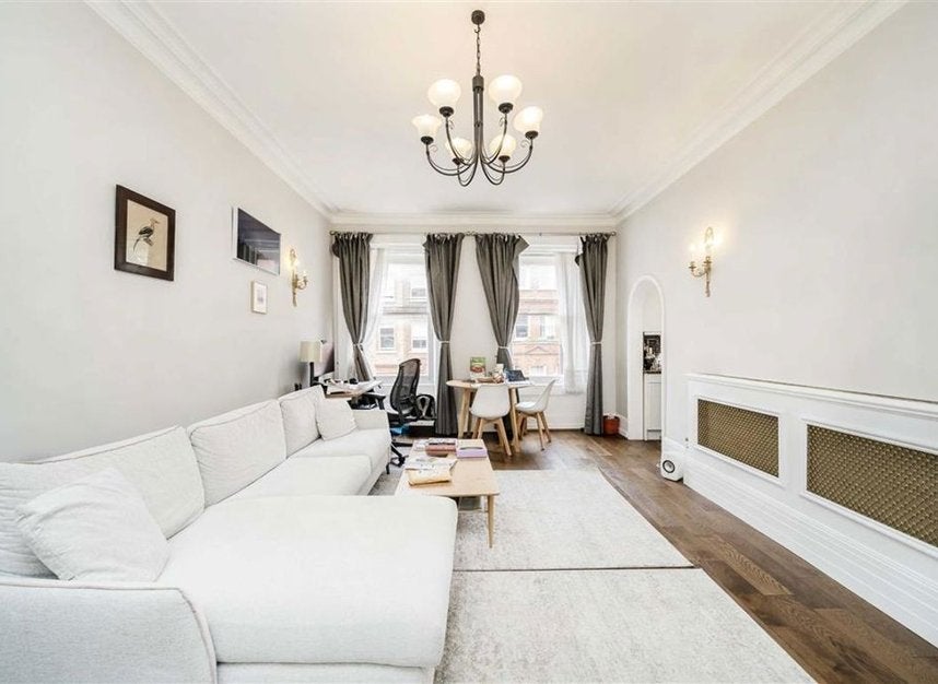 Flat Rosary Gardens in Greater London