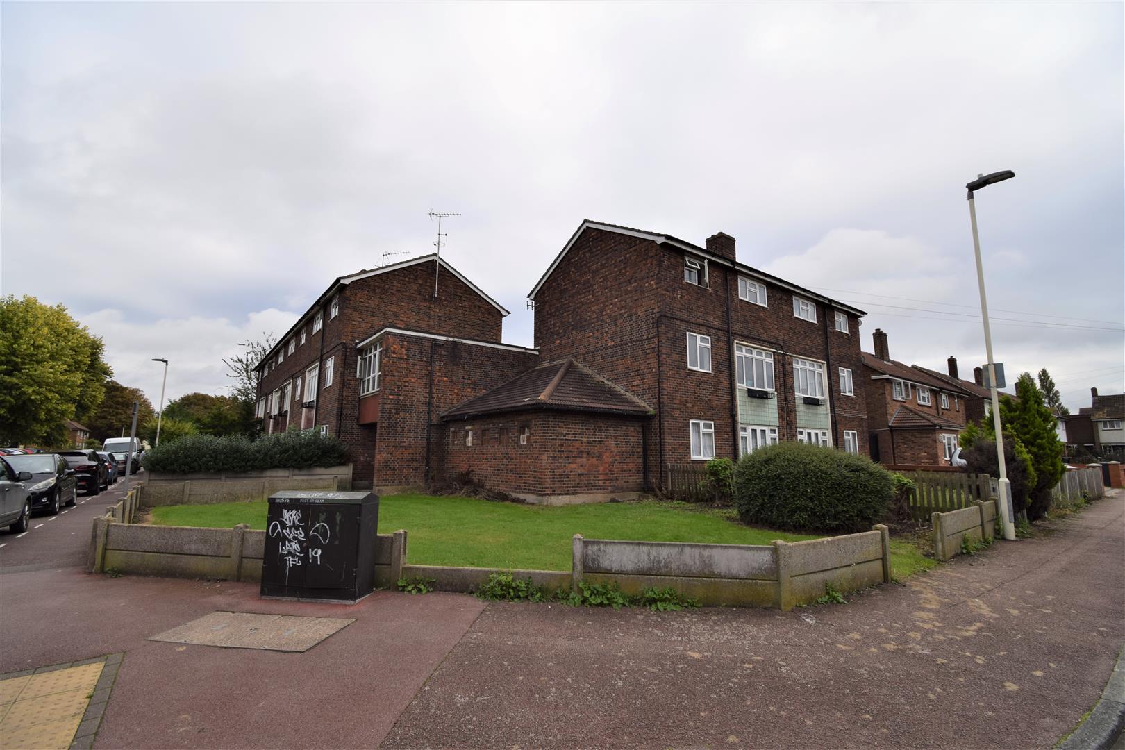 Flat Maybury Road in Greater London