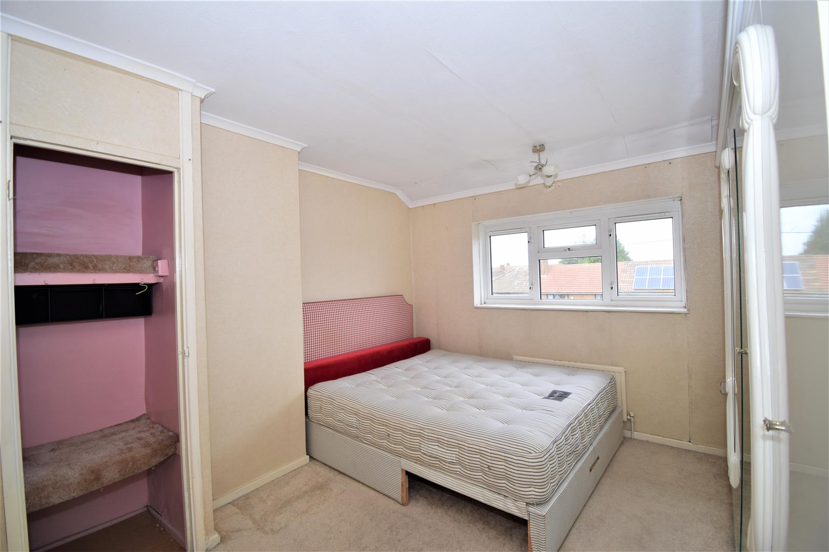 Flat Maybury Road in Greater London