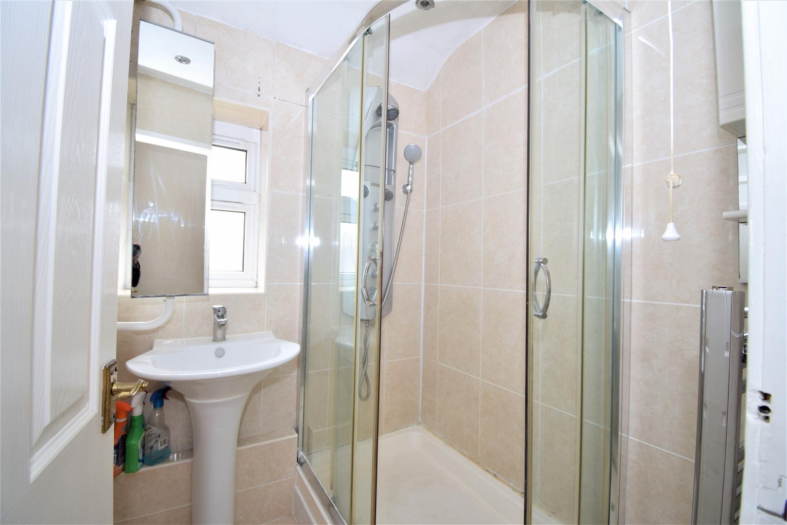 Flat Maybury Road in Greater London