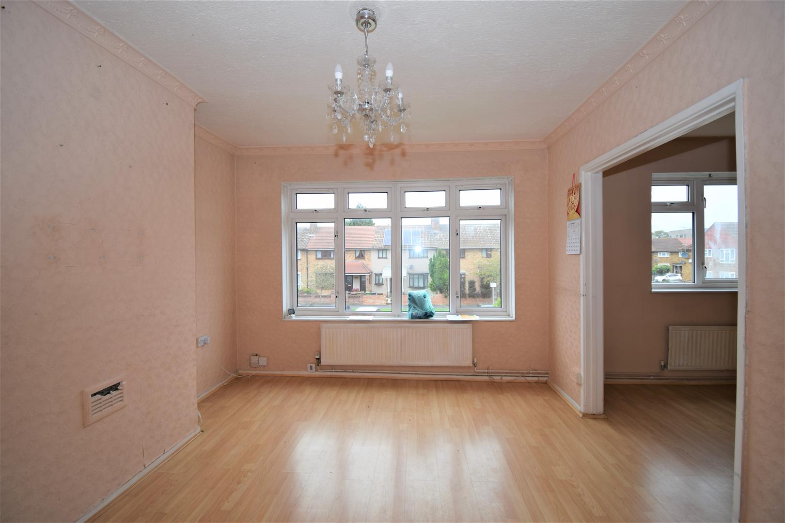 Flat Maybury Road in Greater London