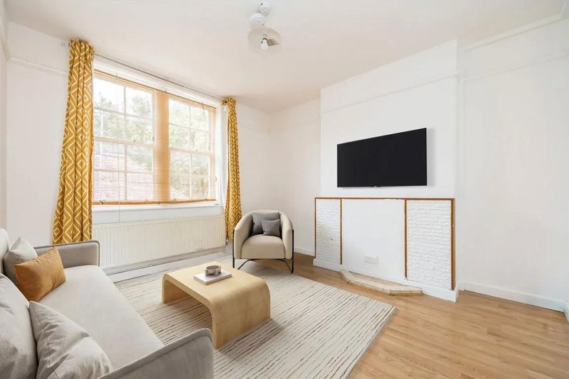 Room Greyhound Road in Greater London