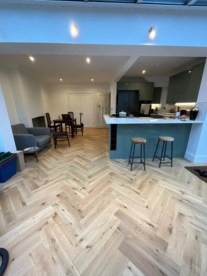 Room Gunnersbury Avenue in Greater London