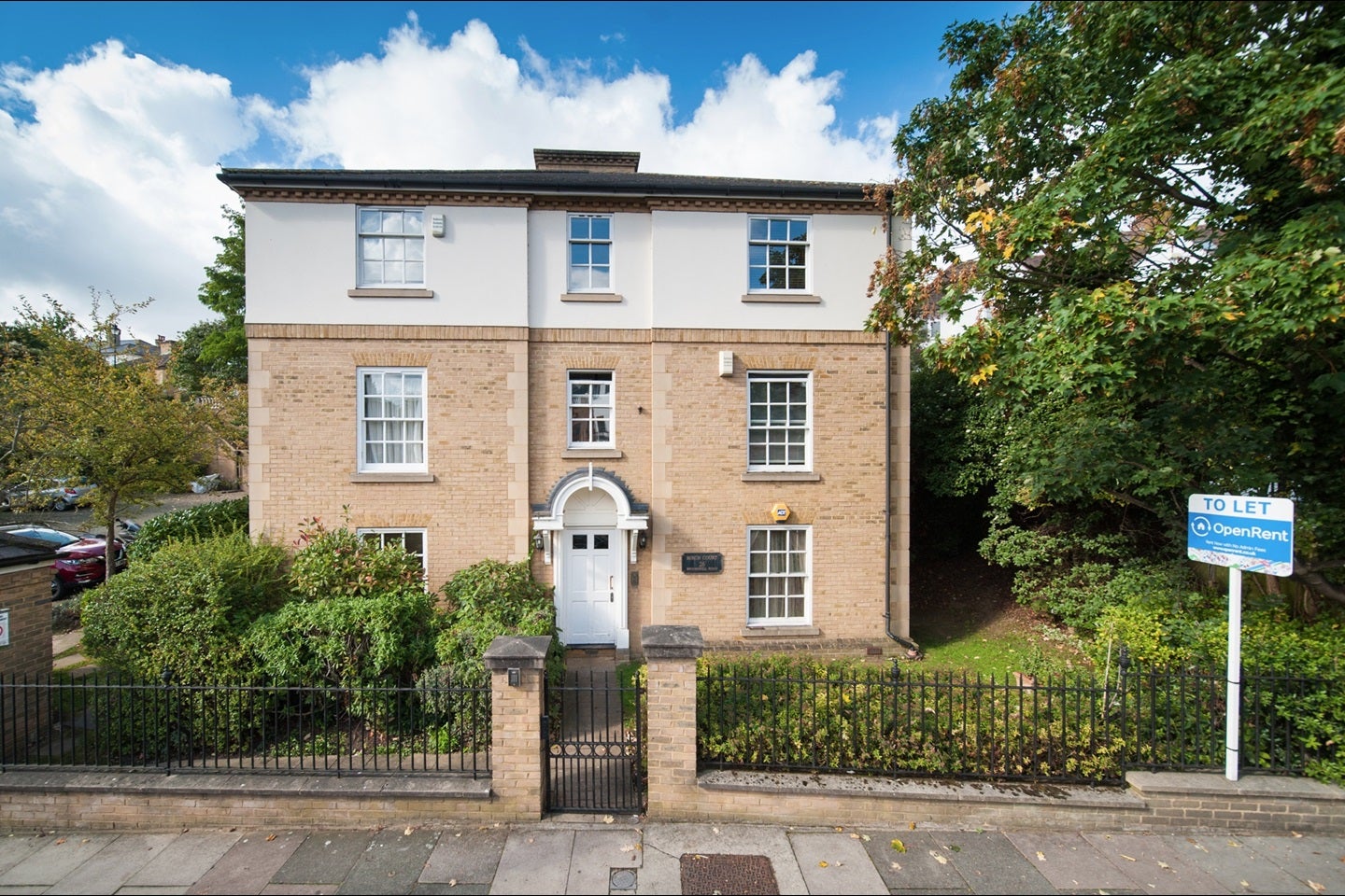 Flat Broomhill Road in Greater London