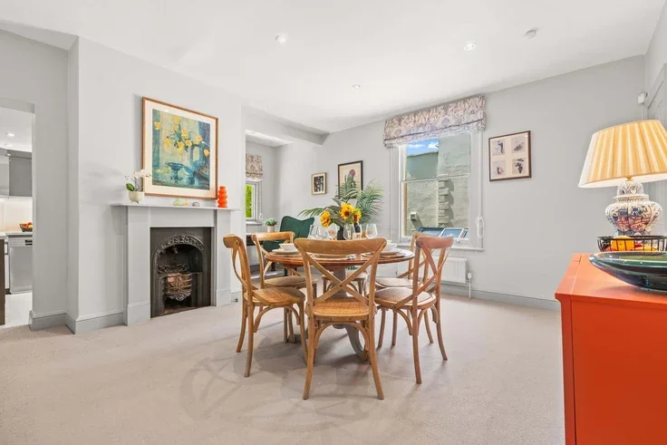 Flat Irving Road in Greater London