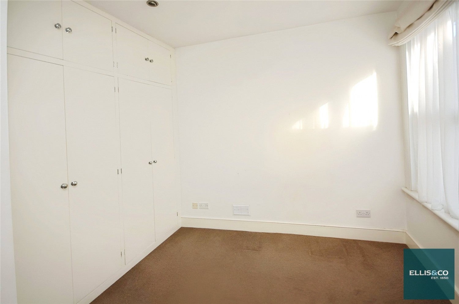 Flat Rosemont Avenue in Greater London
