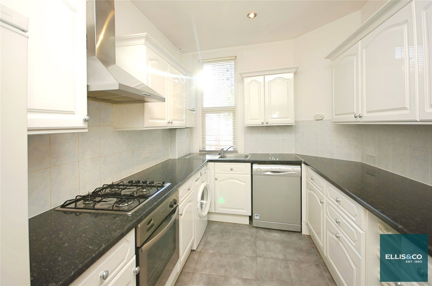 Flat Rosemont Avenue in Greater London