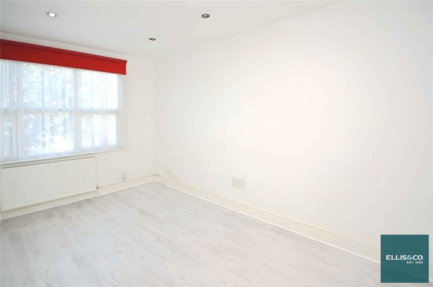 Flat Rosemont Avenue in Greater London