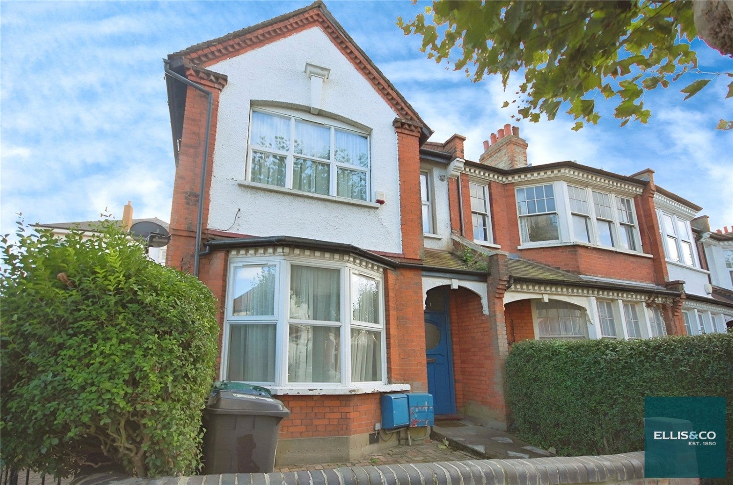 Flat Rosemont Avenue in Greater London