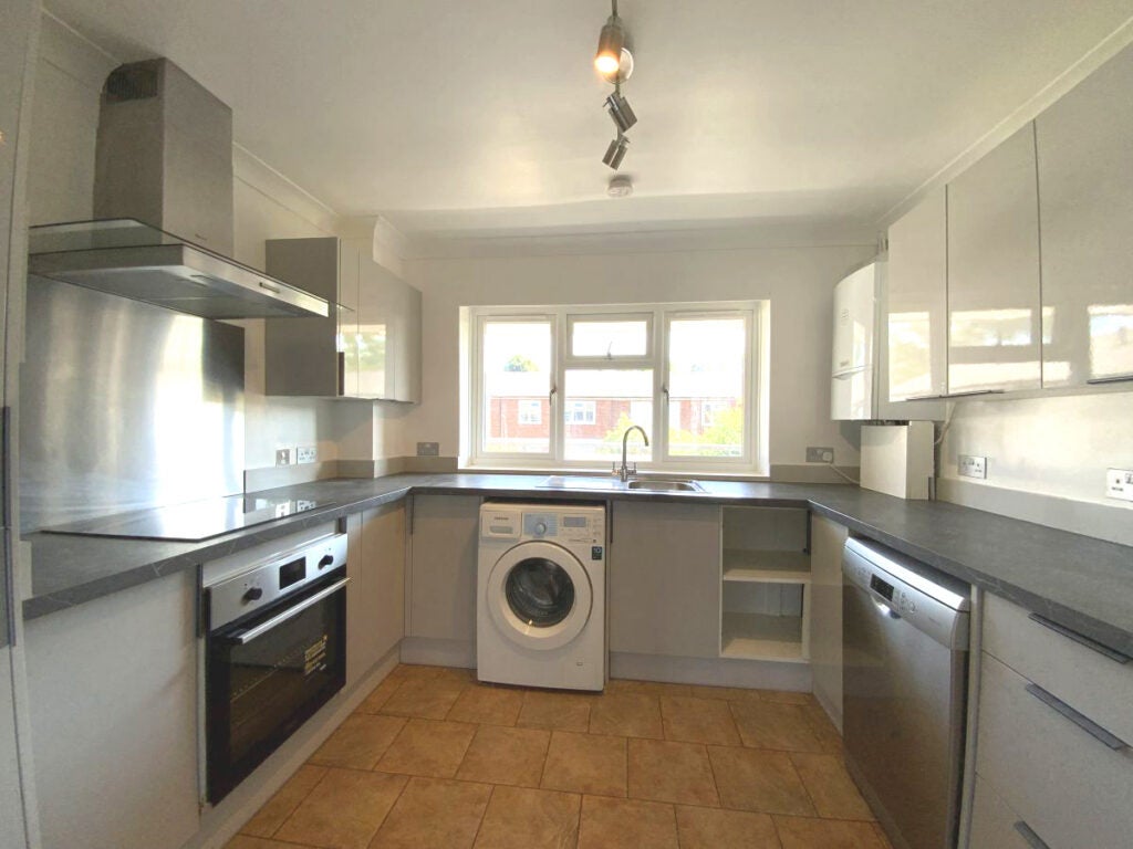 Flat Anglesea Road in Greater London