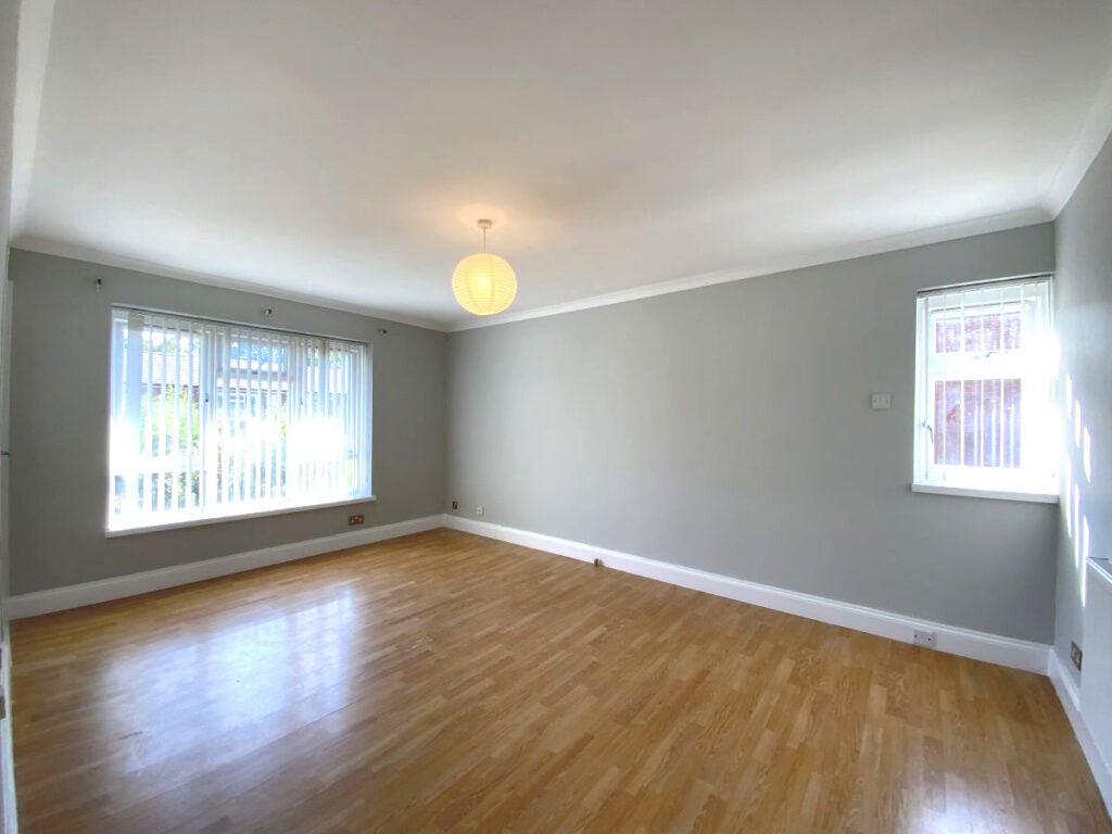Flat Anglesea Road in Greater London