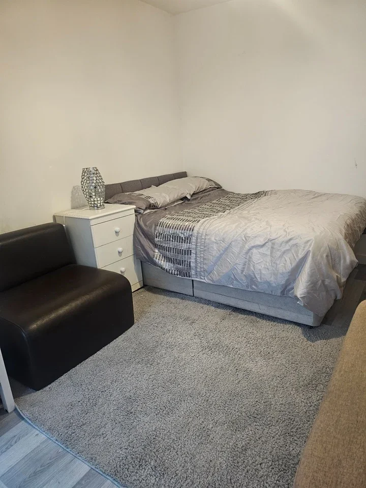 Room Snellings Road in Elmbridge