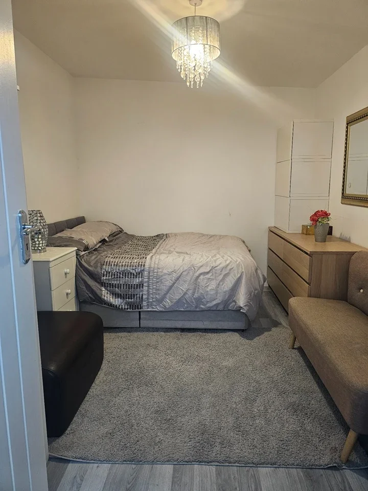 Room Snellings Road in Elmbridge