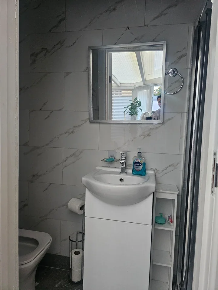 Room Snellings Road in Elmbridge