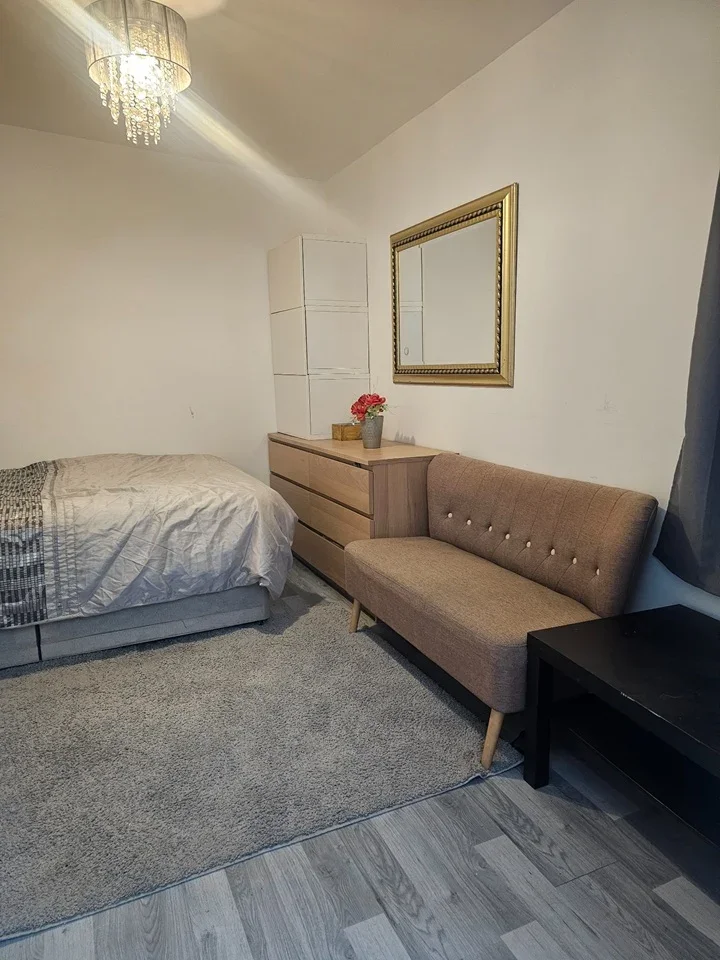 Room Snellings Road in Elmbridge