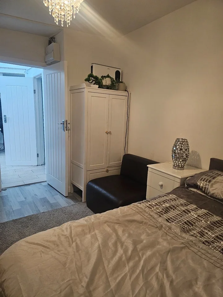 Room Snellings Road in Elmbridge