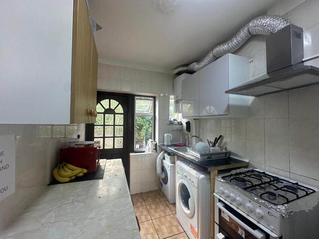 Room Hoylake Road in Greater London