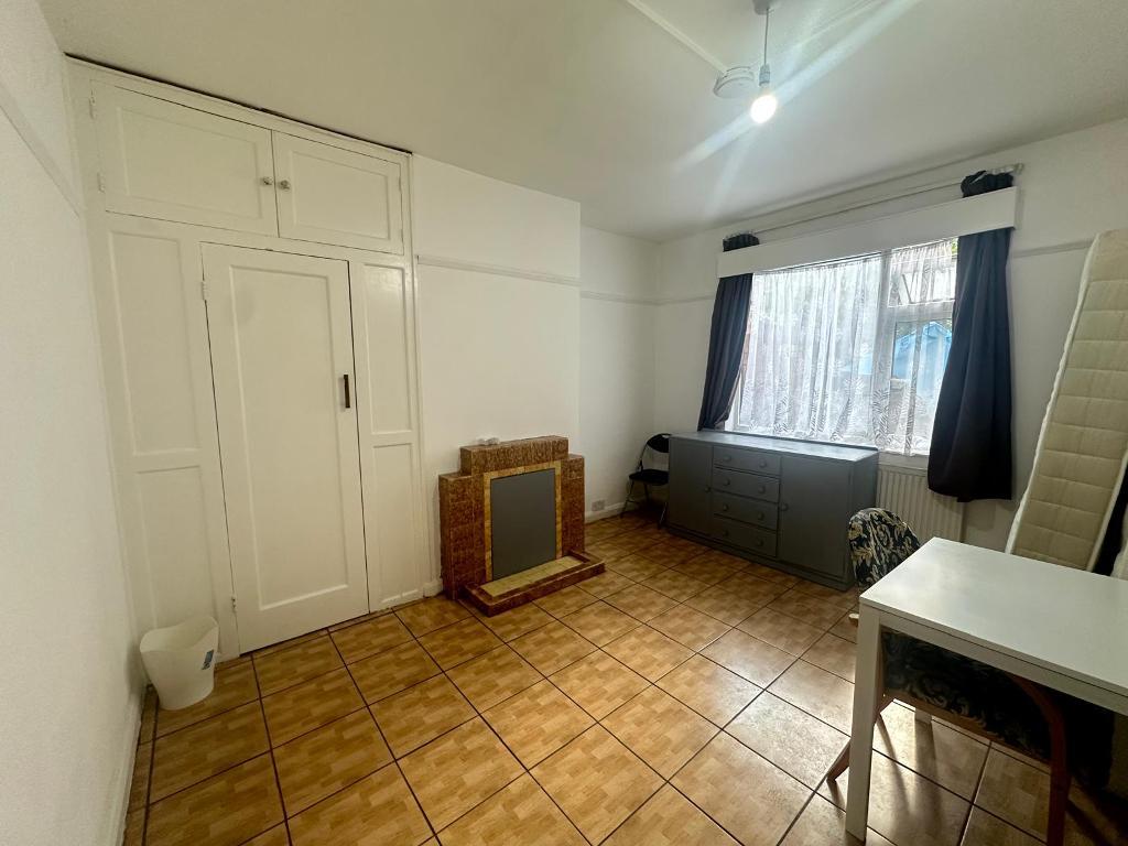 Room Hoylake Road in Greater London