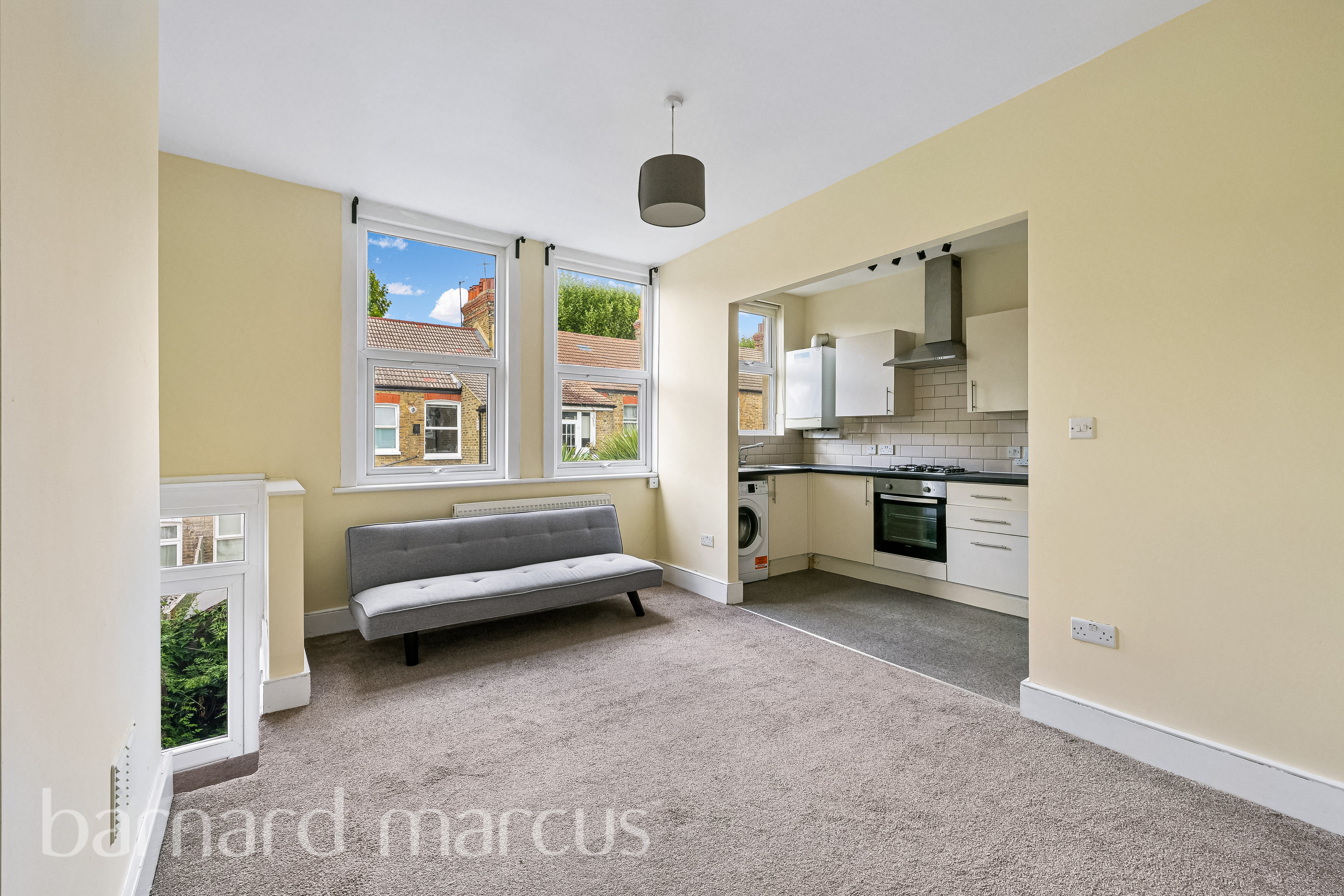 Flat Salterford Road in Greater London