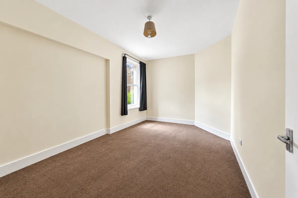 Flat Salterford Road in Greater London